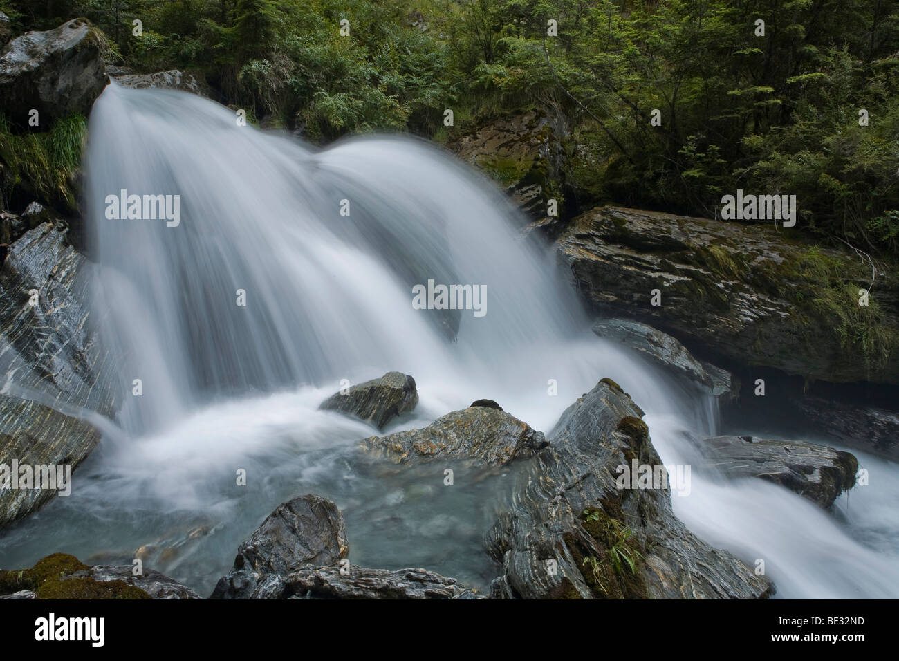 Atemberaubenden Wasserfall des Berges streamen Invincible Creek, Rees-Tal, Südinsel, Neuseeland Stockfoto