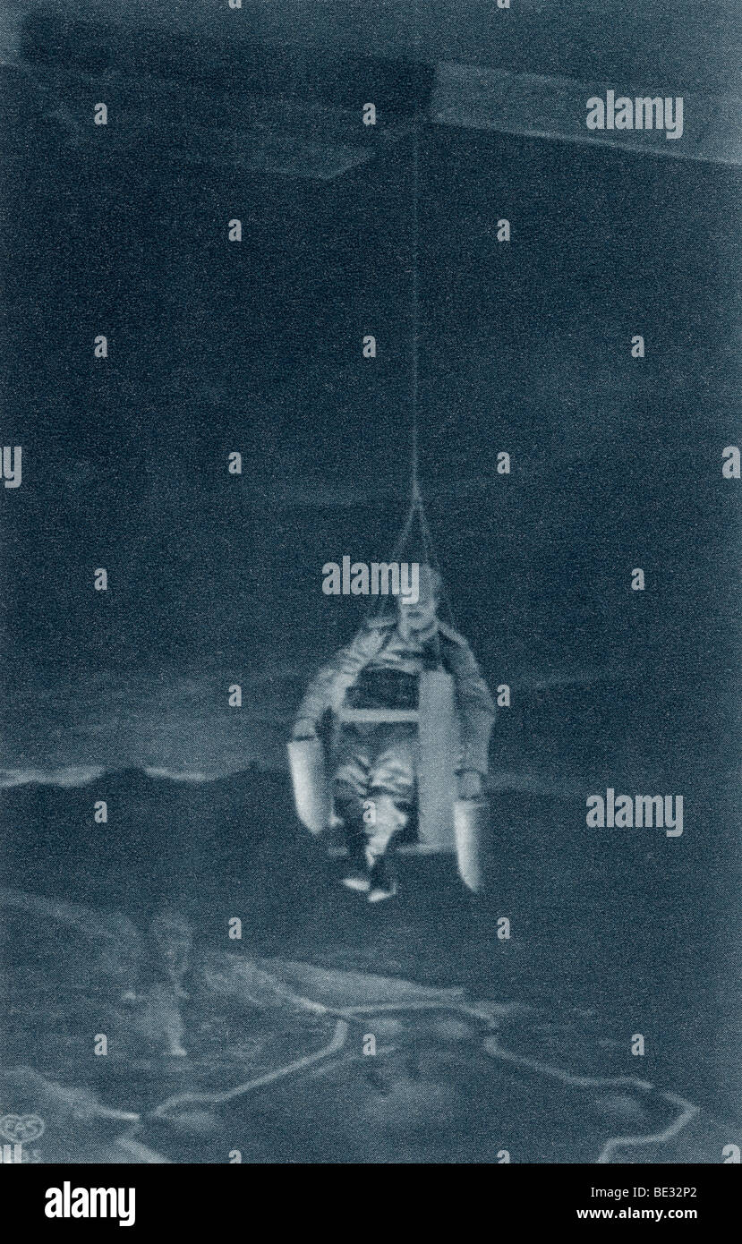 Illustration aus einer deutschen Postkarte zeigt eine vermeintliche Bombe-Dropper unterbrochen von einem Zeppelin Bomben auf ein Fort. Stockfoto