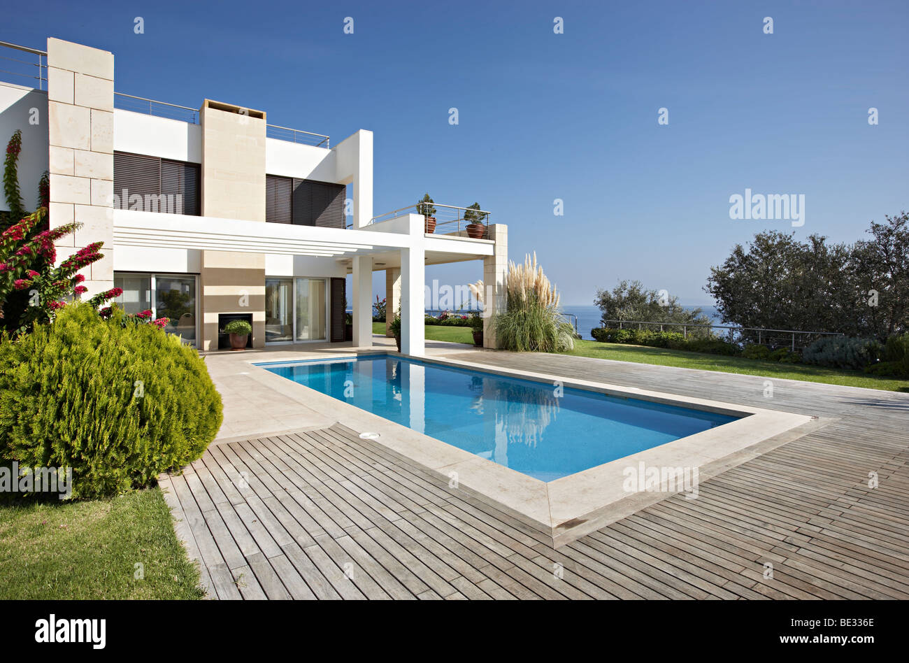 Villa mit Fensterläden Belag blauen Himmel Stockfoto