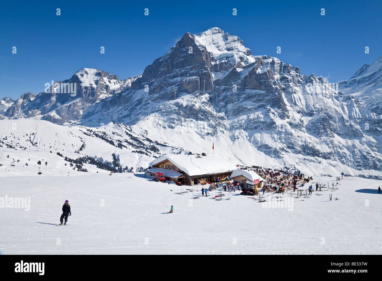 Bergrestaurant mit dem Wetterhorn-Berg (3692m) in den Hintergrund, Grindelwald, Jungfrauregion, Berner Oberland, Swis Stockfoto