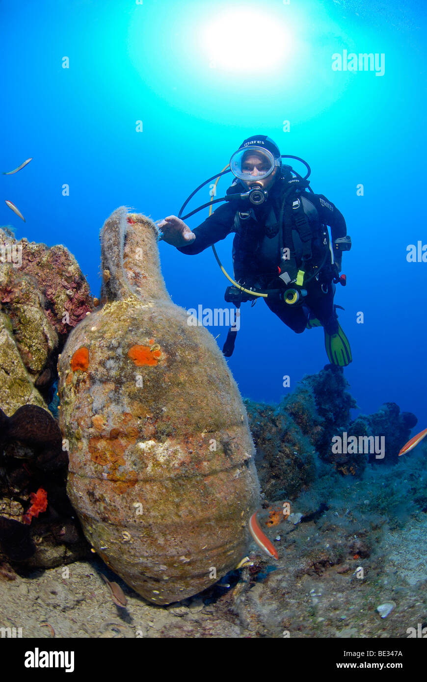 Große Amphoren bei Serge Rock und Taucher, Datca Halbinsel, Aegaen Meer, Mittelmeer, Türkei Stockfoto