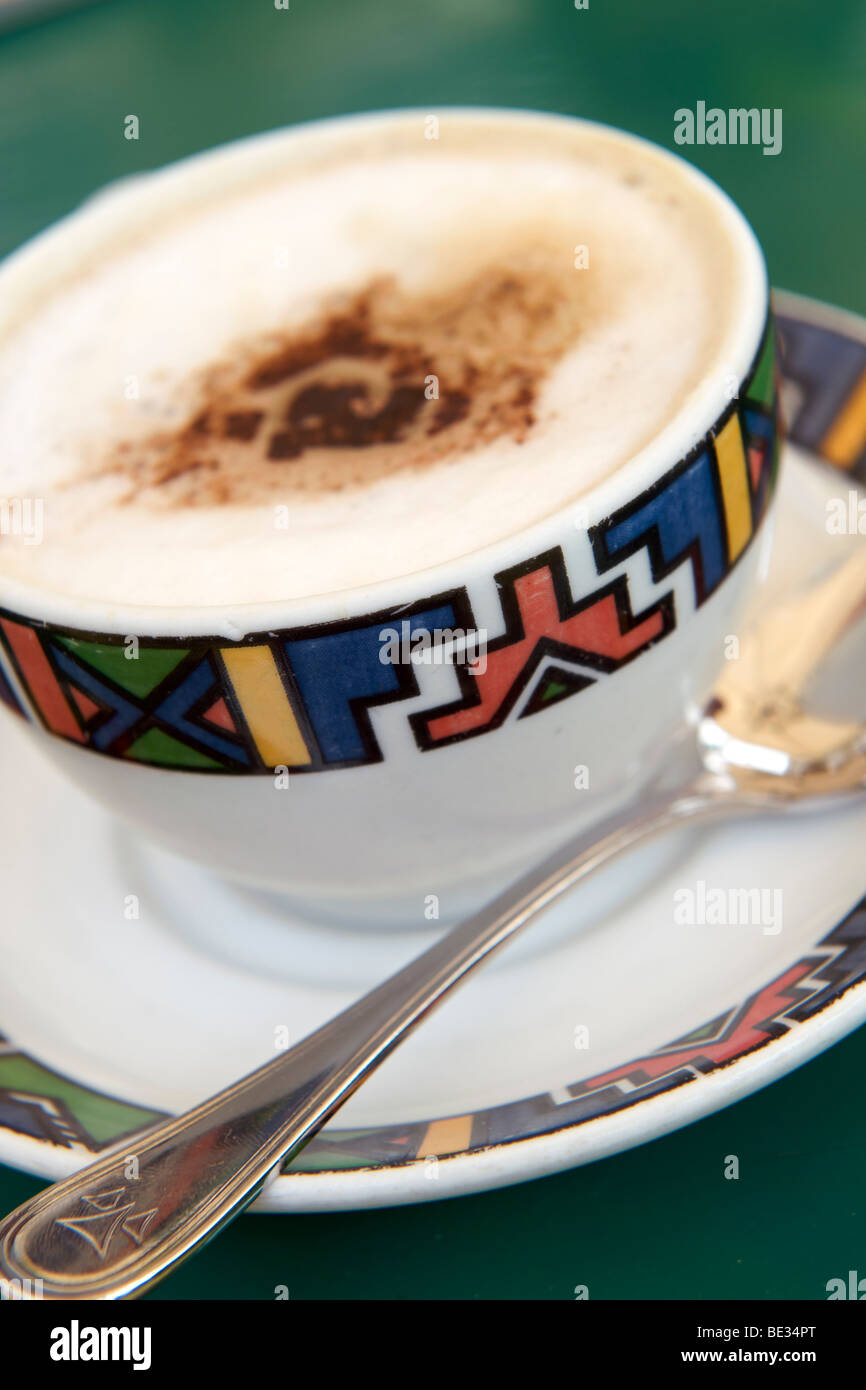 Tasse Cappuccino im Hotel Mille Collines, aka das Hotel Ruanda in Kigali, Ruanda. Stockfoto