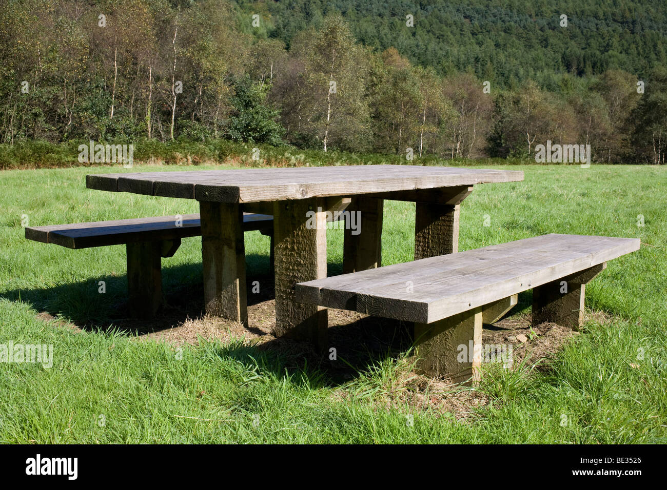 Afan Forest Park, hölzernen Bänken in Picknickplatz im Tal in der Nähe von Besucherzentrum Stockfoto