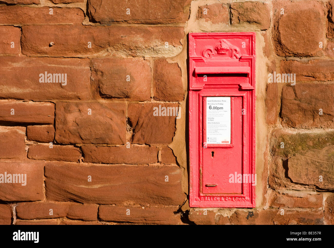 Ein roten Briefkasten inmitten einer Sandsteinwand Stockfoto