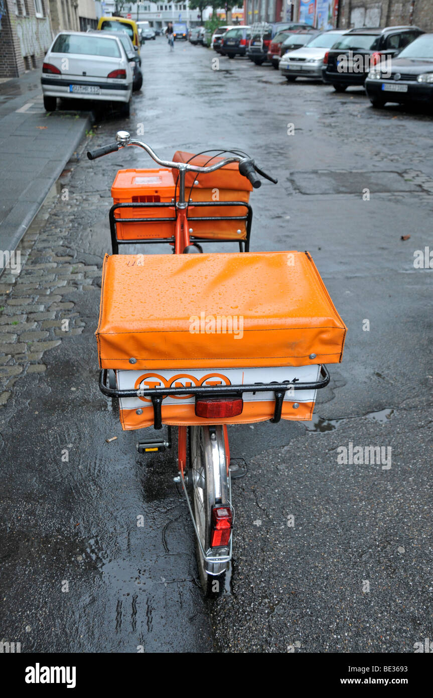 Fahrrad von TNT Post, Köln, Nordrhein-Westfalen, Deutschland, Europa Stockfoto
