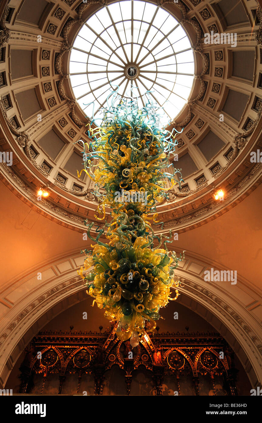 Üppige Glasobjekt unter der Kuppel in der Eingangshalle des Victoria & Albert Museum, 1-5 Exhibition Road, London, England Stockfoto