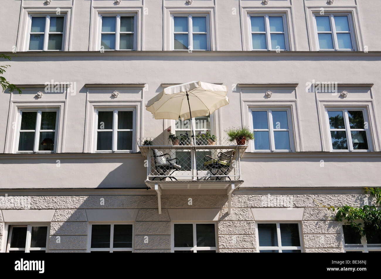 Nikolaistrasse Straße, Fassade mit einem Balkon und Sonnenschirm, Schwabing, München, Bayern, Deutschland, Europa Stockfoto