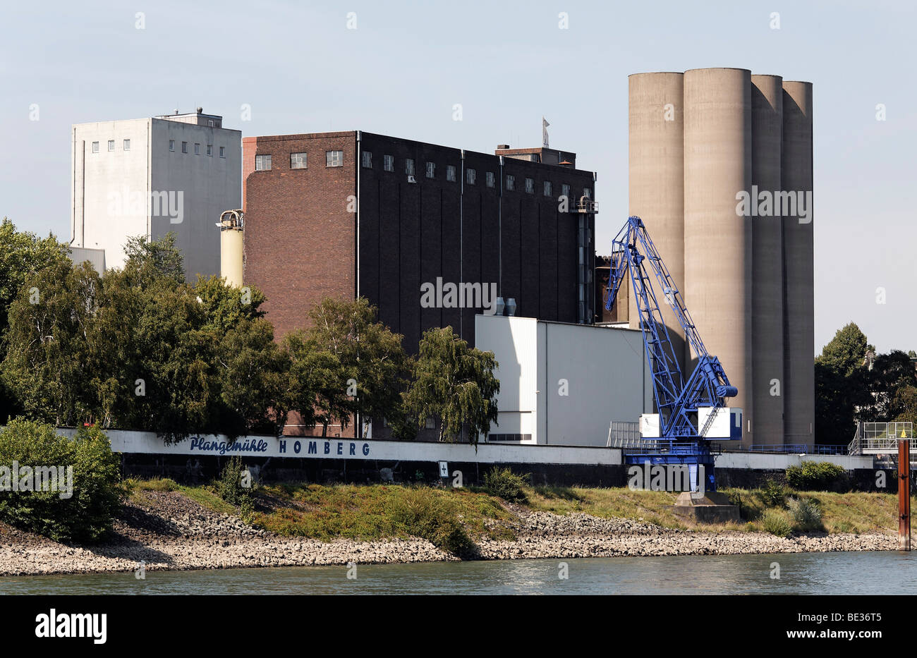 Plange Muehles Lagersilos am Ufer des Rheins, Duisburg-Homberg, Ruhrgebiet, Nordrhein-Westfalen, Deutschland, Europa Stockfoto