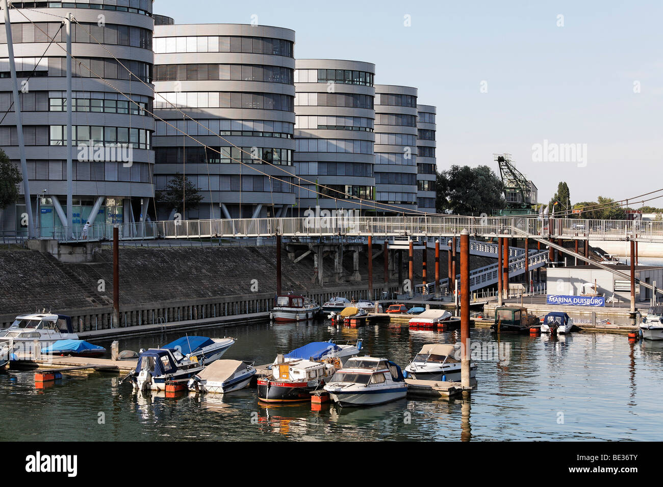 Modernes Bürogebäude fünf Boote, Marina Duisburg, Innenhafen, Duisburg, Ruhrgebiet und Umgebung, Nordrhein-Westfalen, Deutschland, E Stockfoto