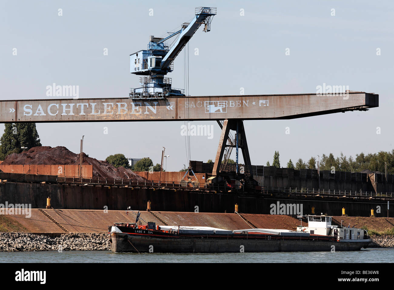 Overhead crane entladen ein Schiff auf dem Rhein, Sachtleben Chemie, Duisburg-Homberg, Nordrhein-Westfalen, Deutschland, Europa Stockfoto