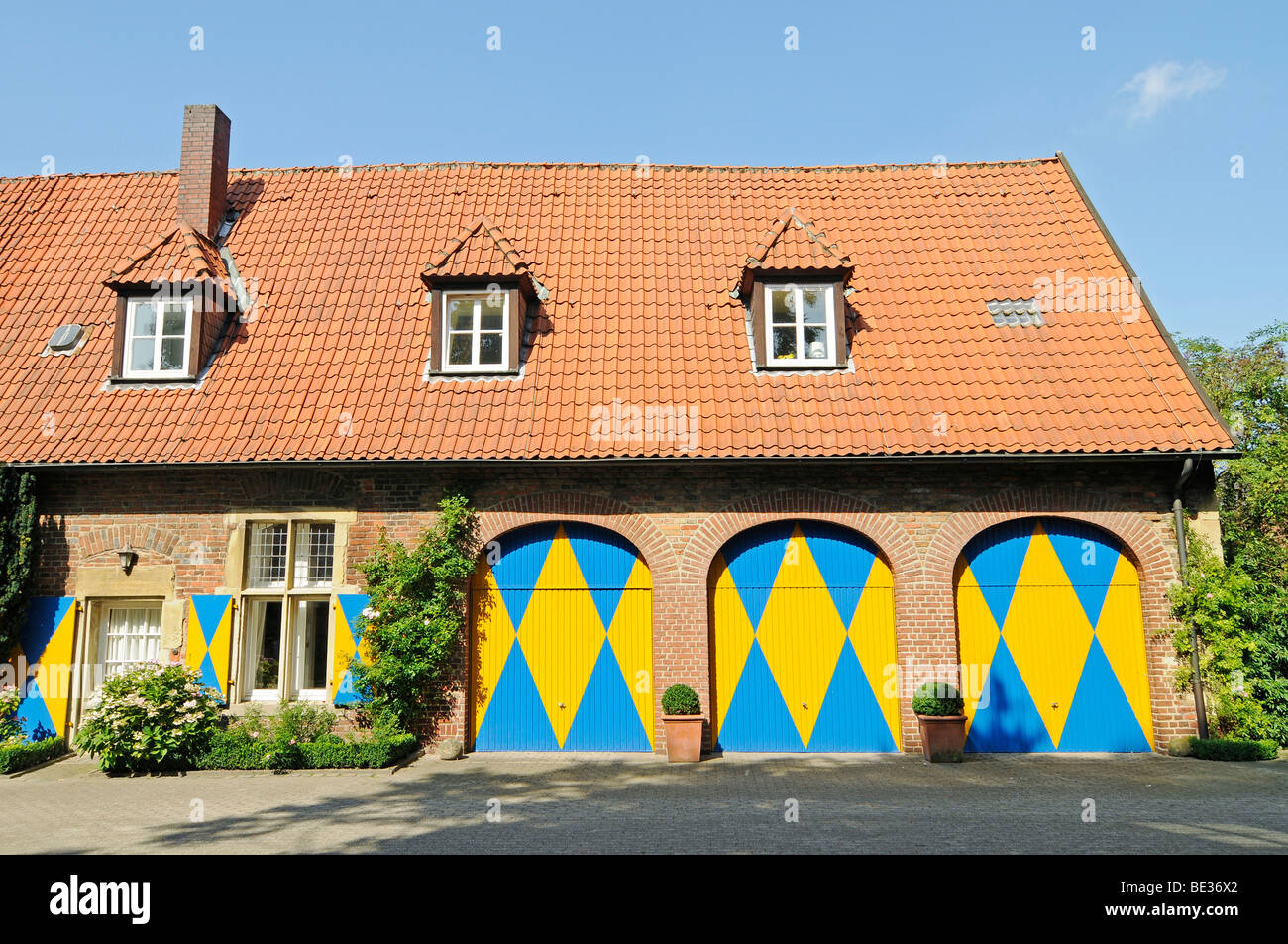 Gelben und blauen Türen, Westpreussisches Landesmuseum West preußischen Landesmuseum Drostenhof Wolbeck, Münster, Münsterland re Stockfoto