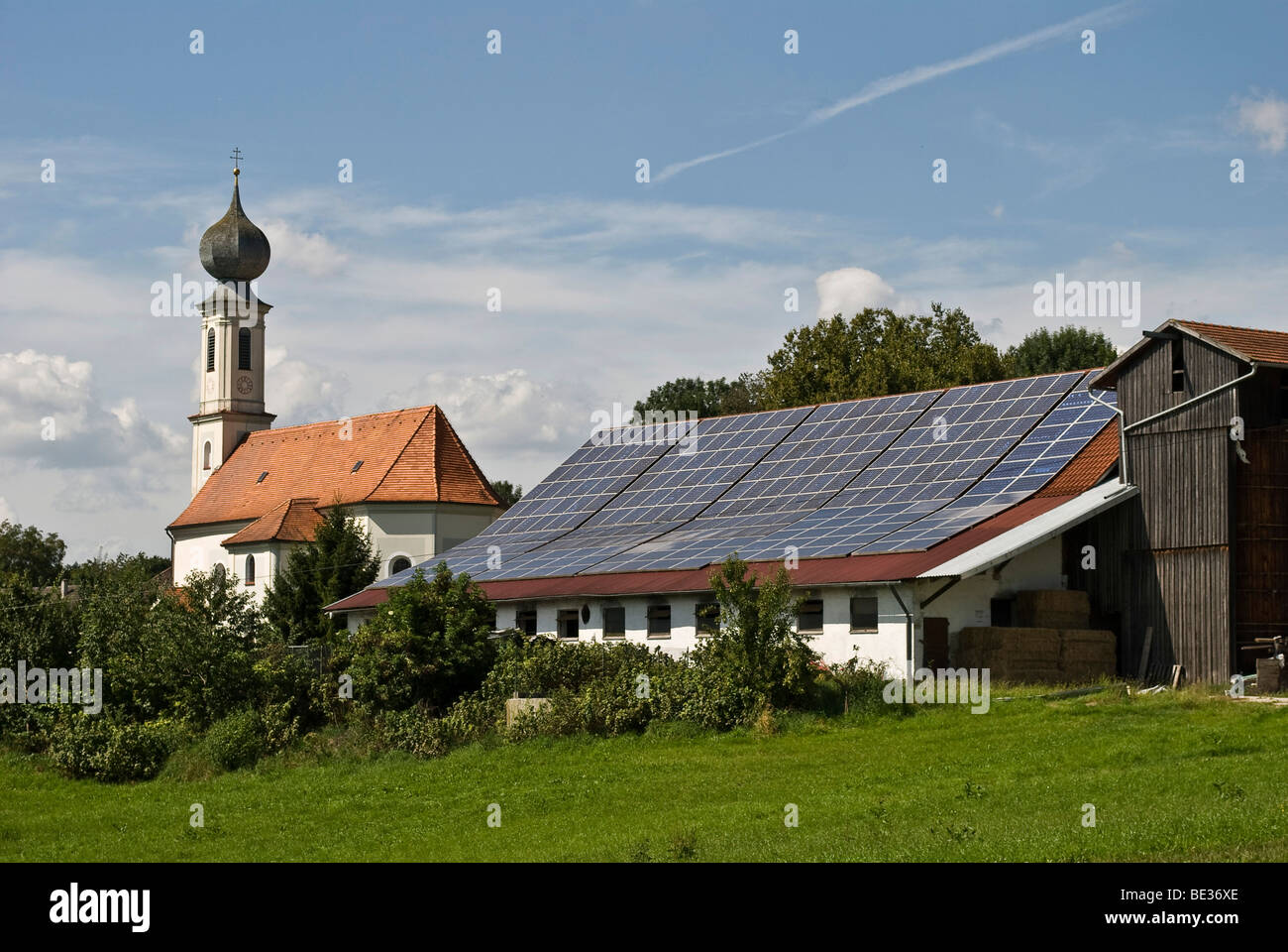 Solaranlage auf einem landwirtschaftlichen Gebäude in Bayern, Deutschland, Europa Stockfoto