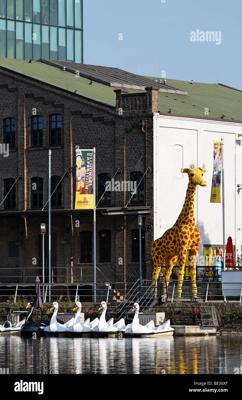 Riesige Giraffe gemacht LEGO Ziegelsteine, Blickfang vor dem Legoland Discovery Center, Innenhafen, Duisburg, Ruhrgebiet Ar Stockfoto