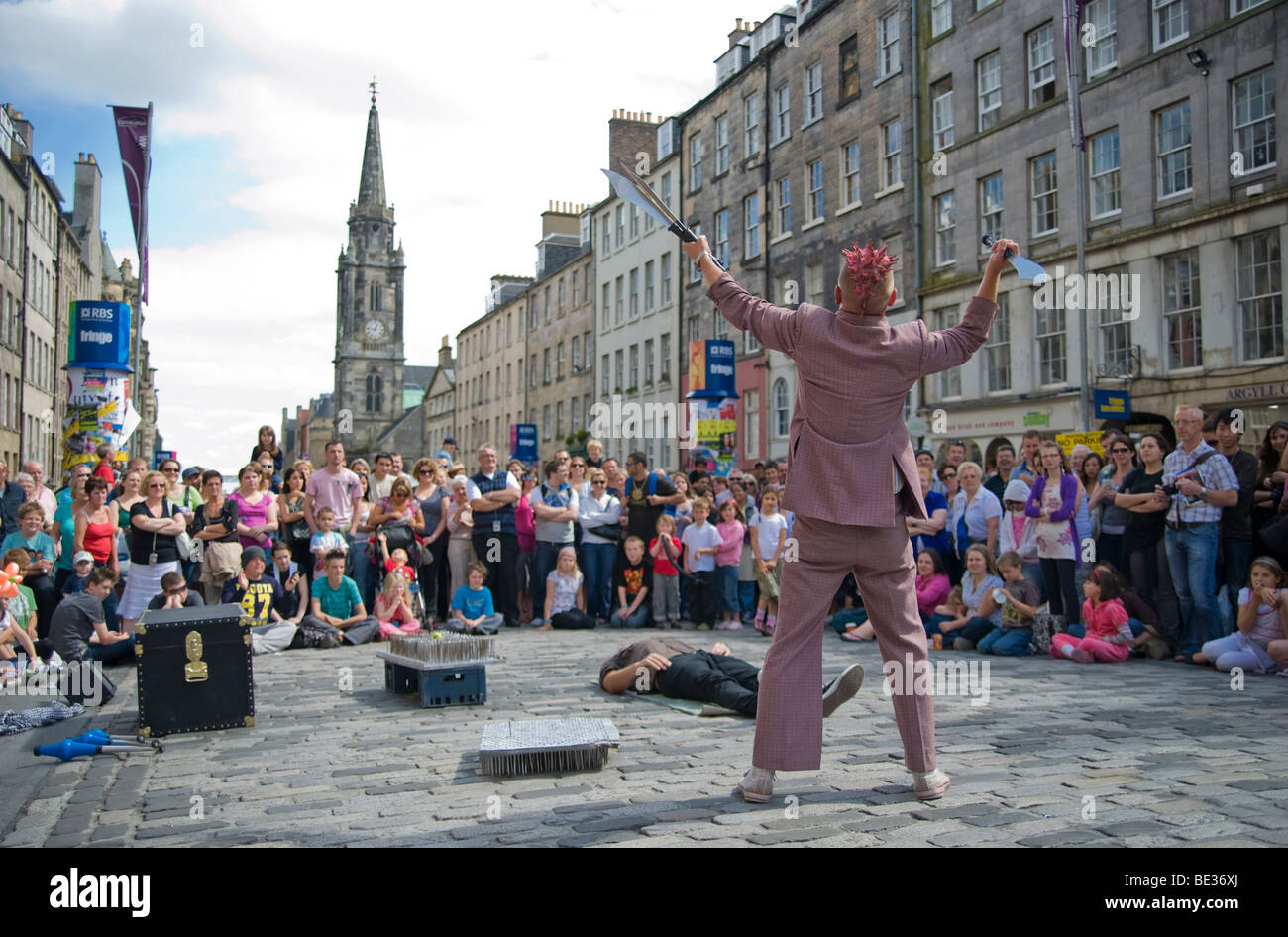 Straßenkünstler in der Royal Mile of Edinburgh während der 2009 Fringe Festival, Schottland. Stockfoto
