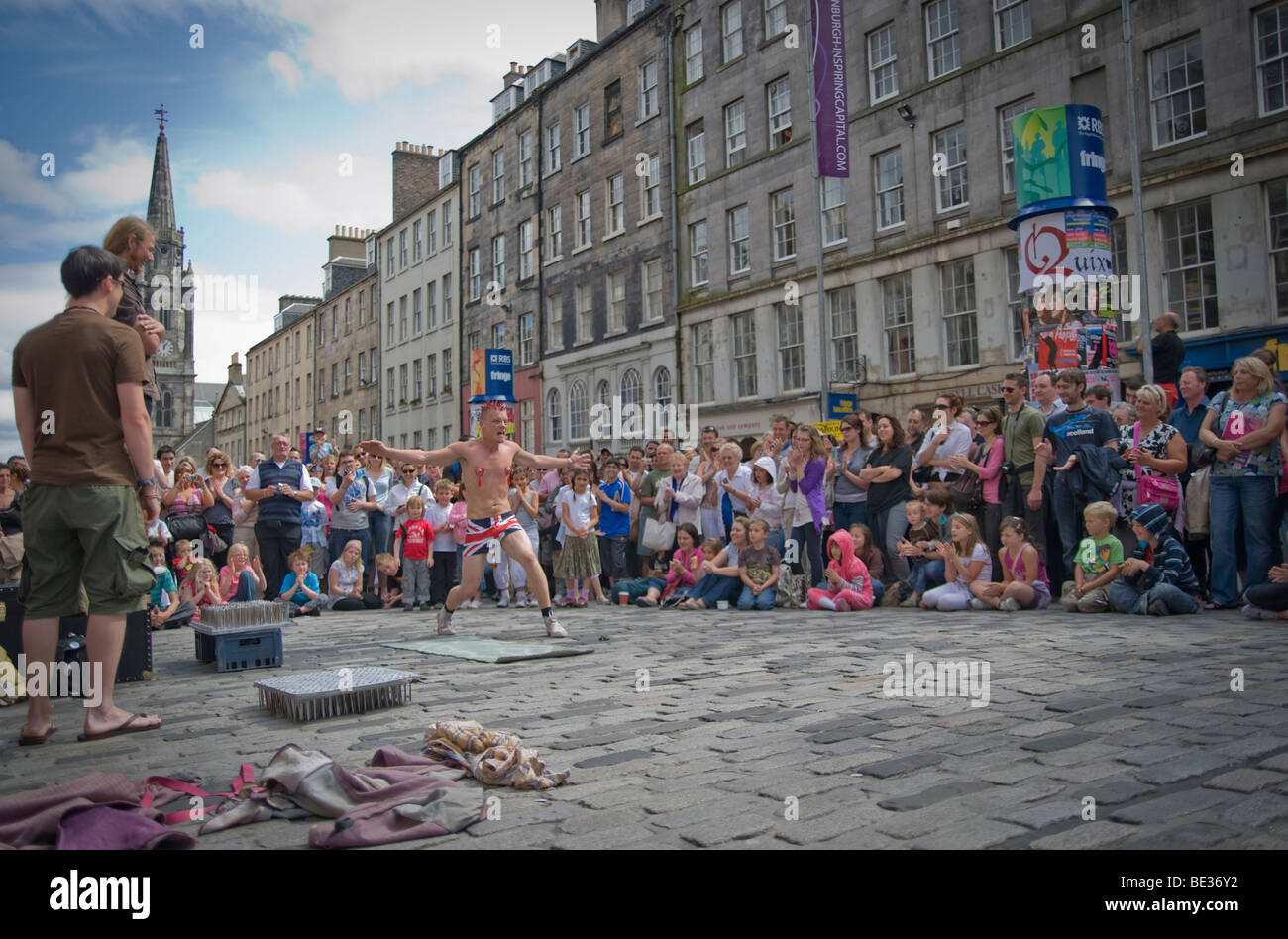 Straßenkünstler in der Royal Mile of Edinburgh während der 2009 Fringe Festival, Schottland. Stockfoto