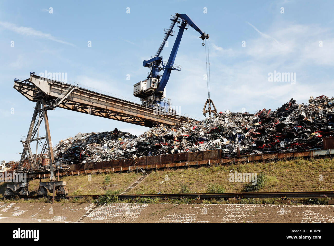 Großen Laufkran Umgang mit Schrott für recycling, Schrott-Insel, DuisPort Binnenhafen Duisburg-Ruhrort, Nordrhein-West Stockfoto