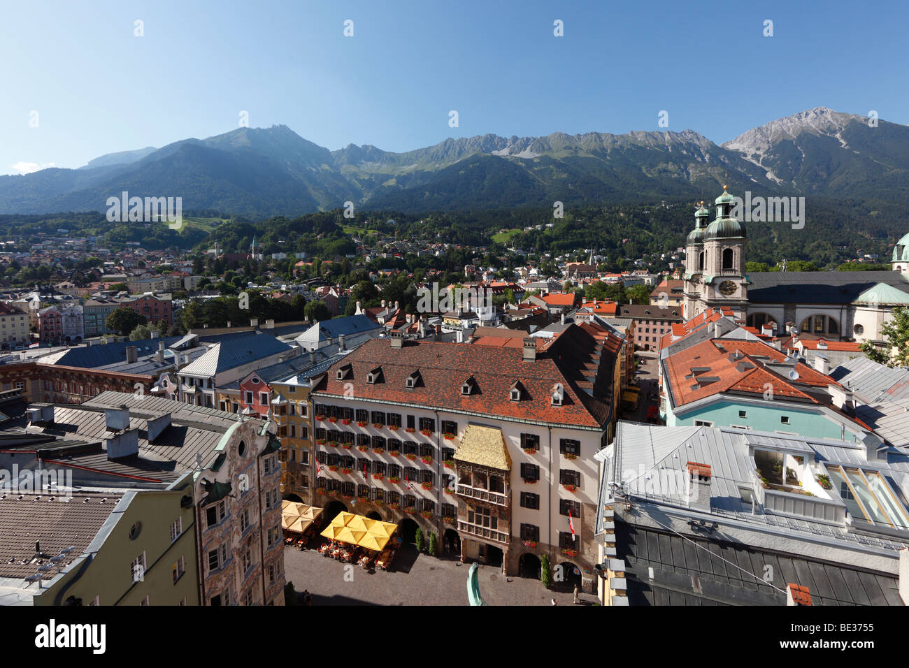 Altstadt von Innsbruck mit dem Goldenen Dachl und Dom, Blick vom Stadtturm, Tirol, Österreich, Europa Stockfoto