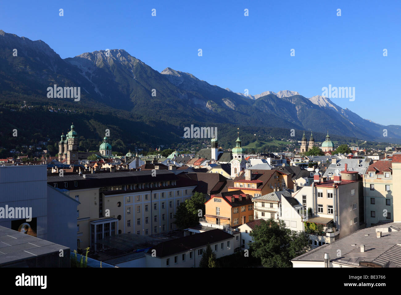 Altstadt von Innsbruck mit dem nördlichen Karwendel, Blick vom Rathaus Dach Terrasse, Tirol, Österreich, Europa Stockfoto