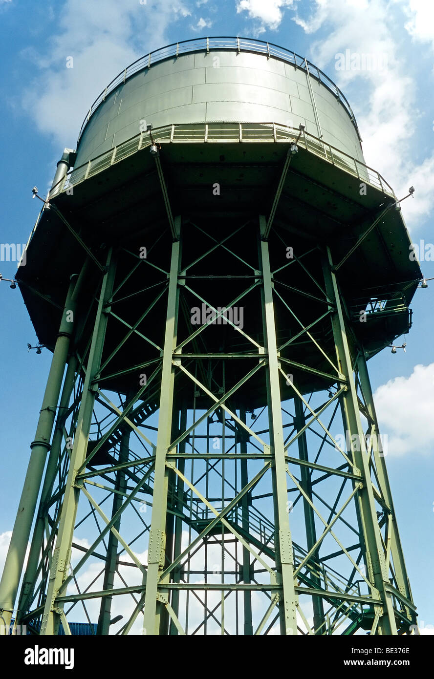 Wasserturm des ehemaligen Stahlwerks, Rheinpark, neuer Stadtteil auf dem Rhein, Duisburg-Hochfeld, Nordrhein Westfalen, Germa Stockfoto