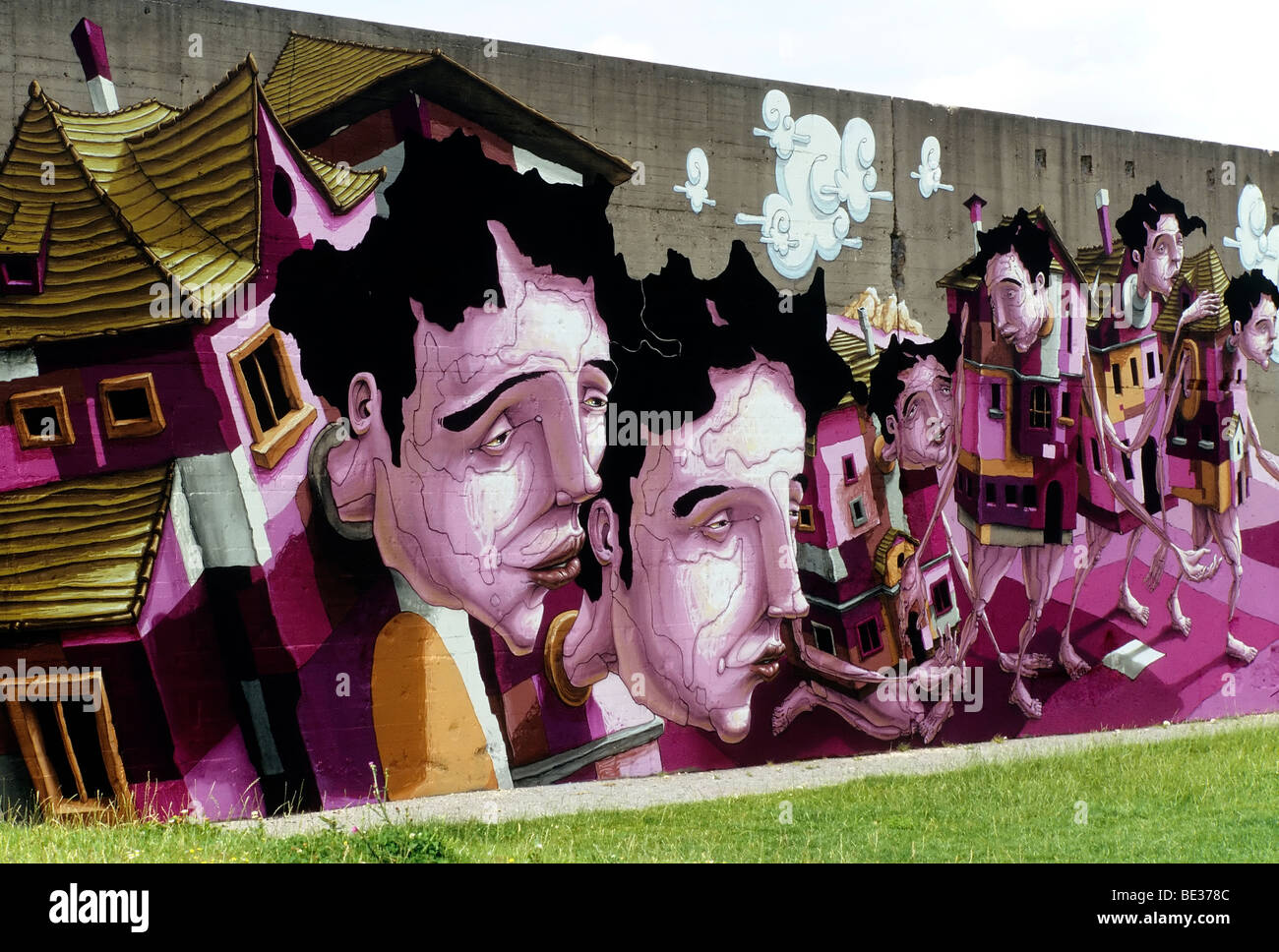 Haus Menschen, surrealistische Vision vom Karlsruher Graffitikünstler Christian Kraemer auch bekannt als Dome, Rheinpark, Duisburg-Hochfeld, Ru Stockfoto