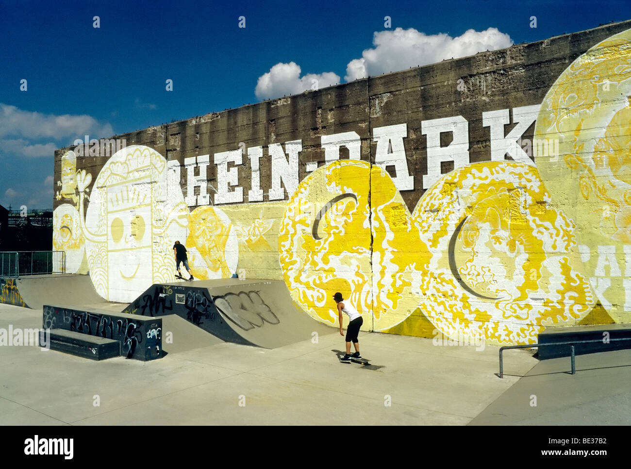 Skate-Park, alte Betonwand mit Graffiti, Rheinpark, neuer Stadtteil auf dem Rhein, Duisburg-Hochfeld, Nordrhein-Westphal Stockfoto