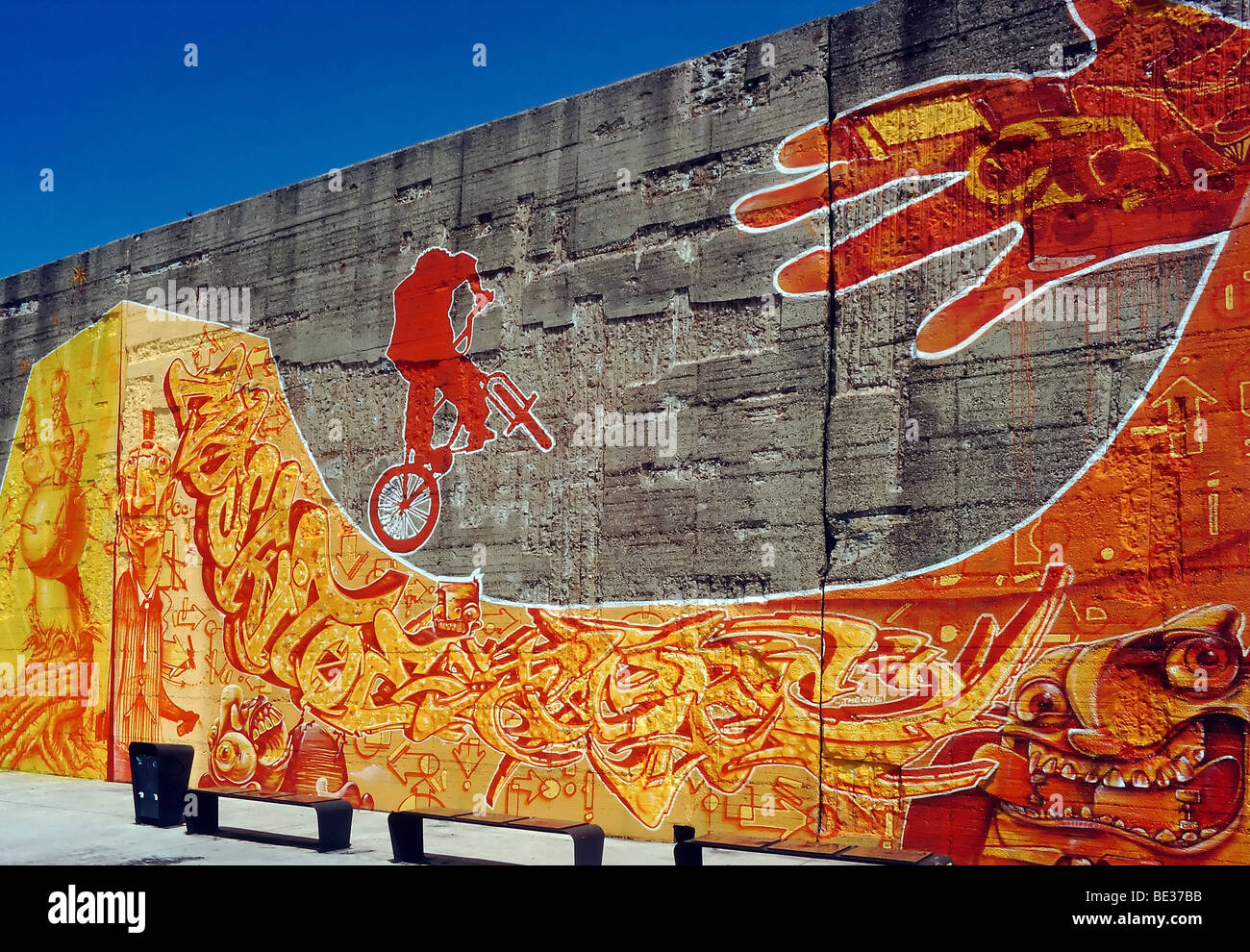Eintritt in den Skatepark, Betonwand eines ehemaligen Stahlwerks mit großen Graffiti-Kunst, Rheinpark, neuer Stadtteil auf der R Stockfoto