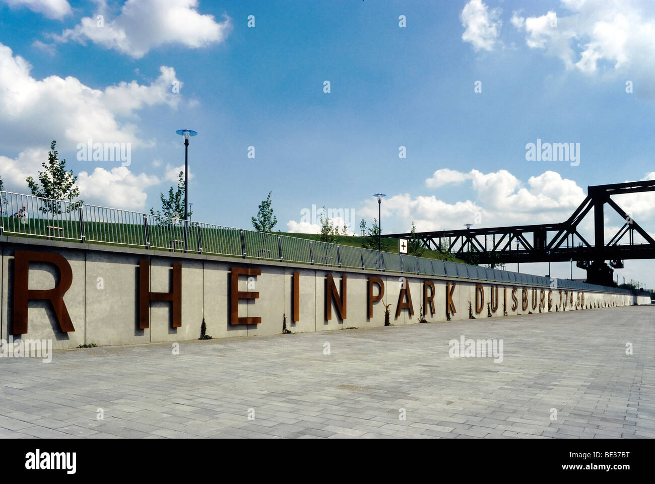 Rheinpark, Schriftzug auf dem Fluss Rhein vorne, neuer Stadtteil am Rhein, Duisburg-Hochfeld, North Rhine-Westphalia, Germa Stockfoto