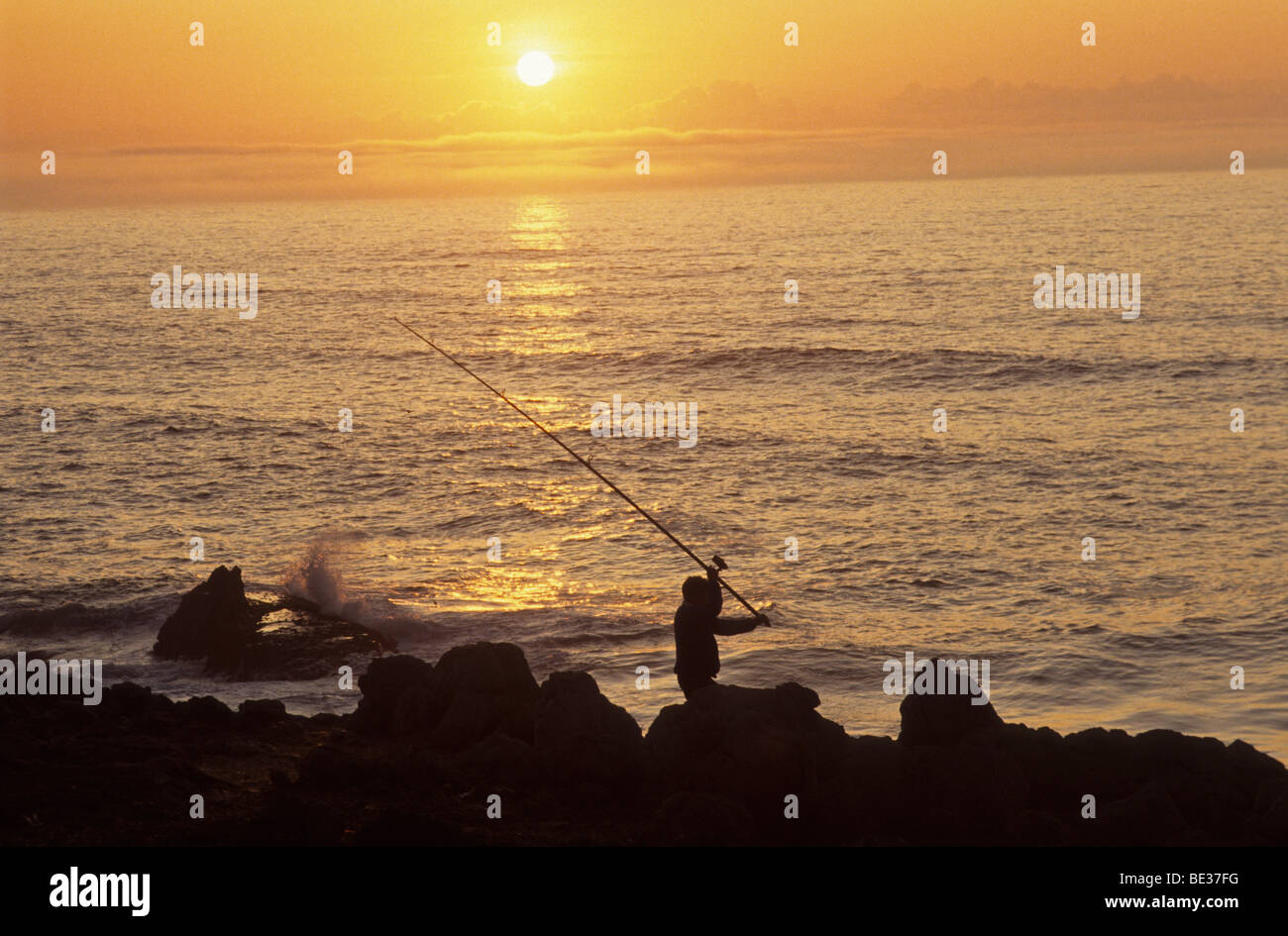 Atlantikküste mit Fischer, Cabo da Roca, Spanien, Europa Stockfoto