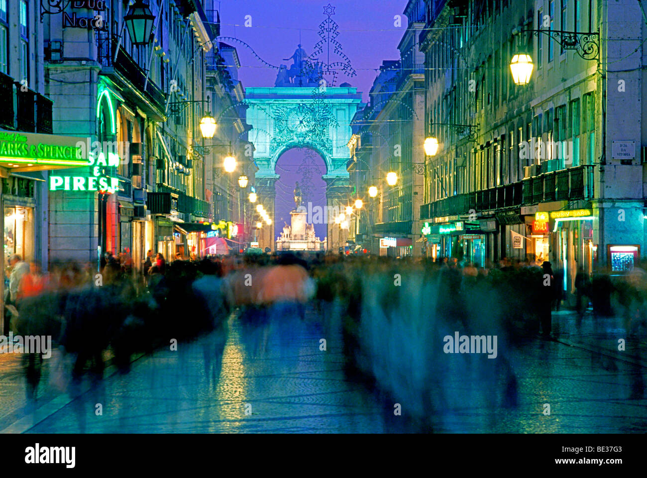 Shopping-District Rossio bei Nacht, Lissabon, Portugal, Europa Stockfoto