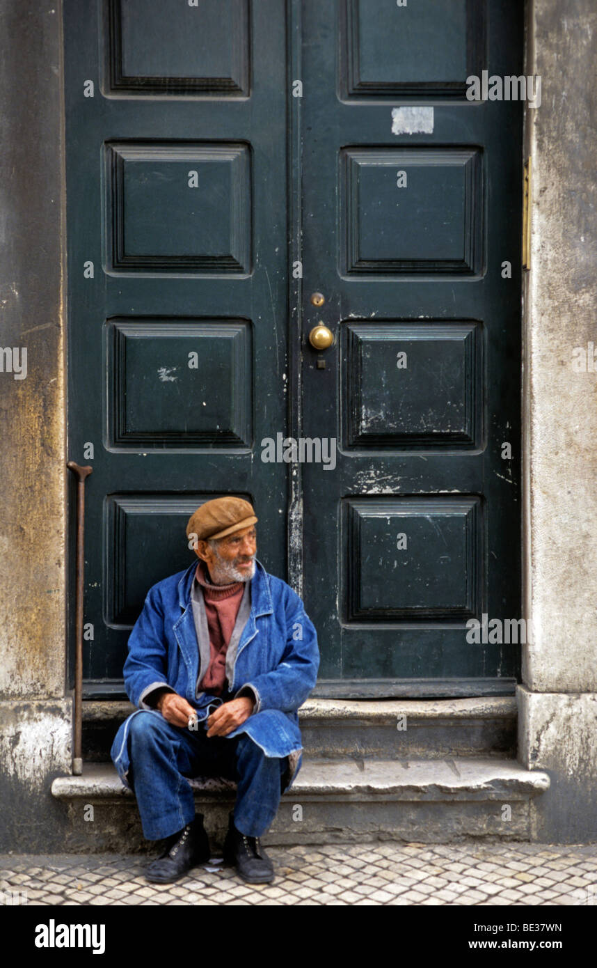 Älterer Mann in Tür, Alfama Viertel, Lissabon, Portugal, Europa Stockfoto