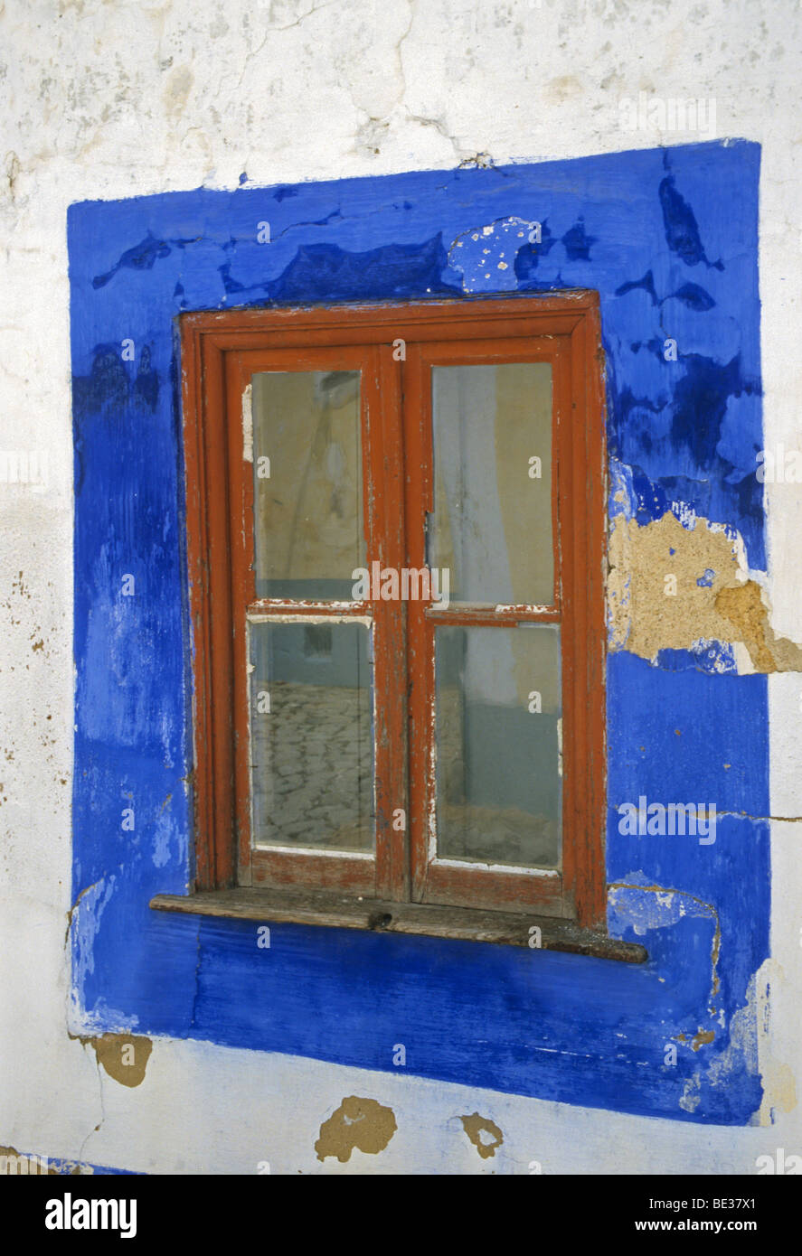 Verfallene dekoratives Fenster, Algarve, Portugal, Europa Stockfoto