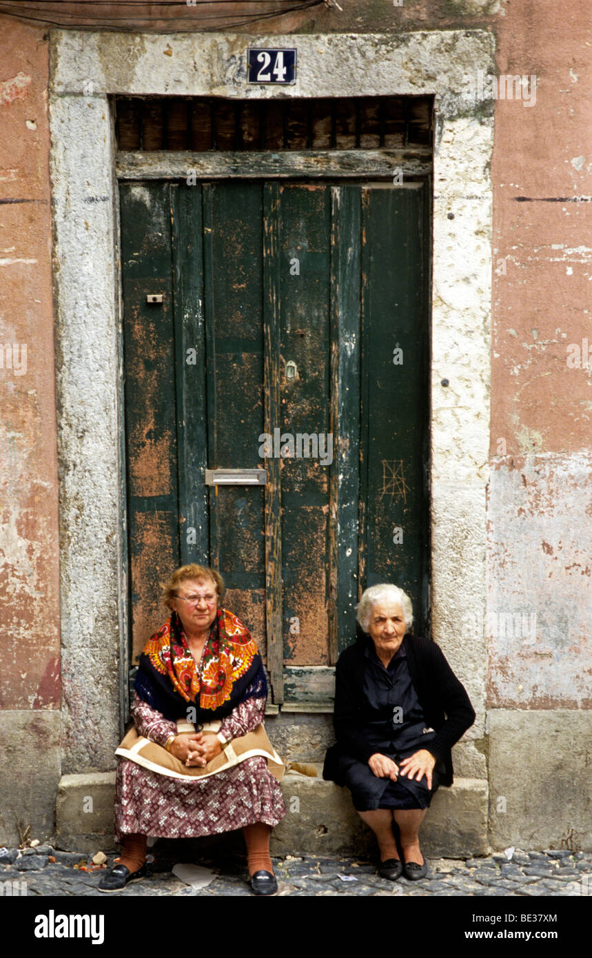Zwei ältere Frauen in der Tür, Alfama Bezirk, Lissabon, Portugal, Europa Stockfoto