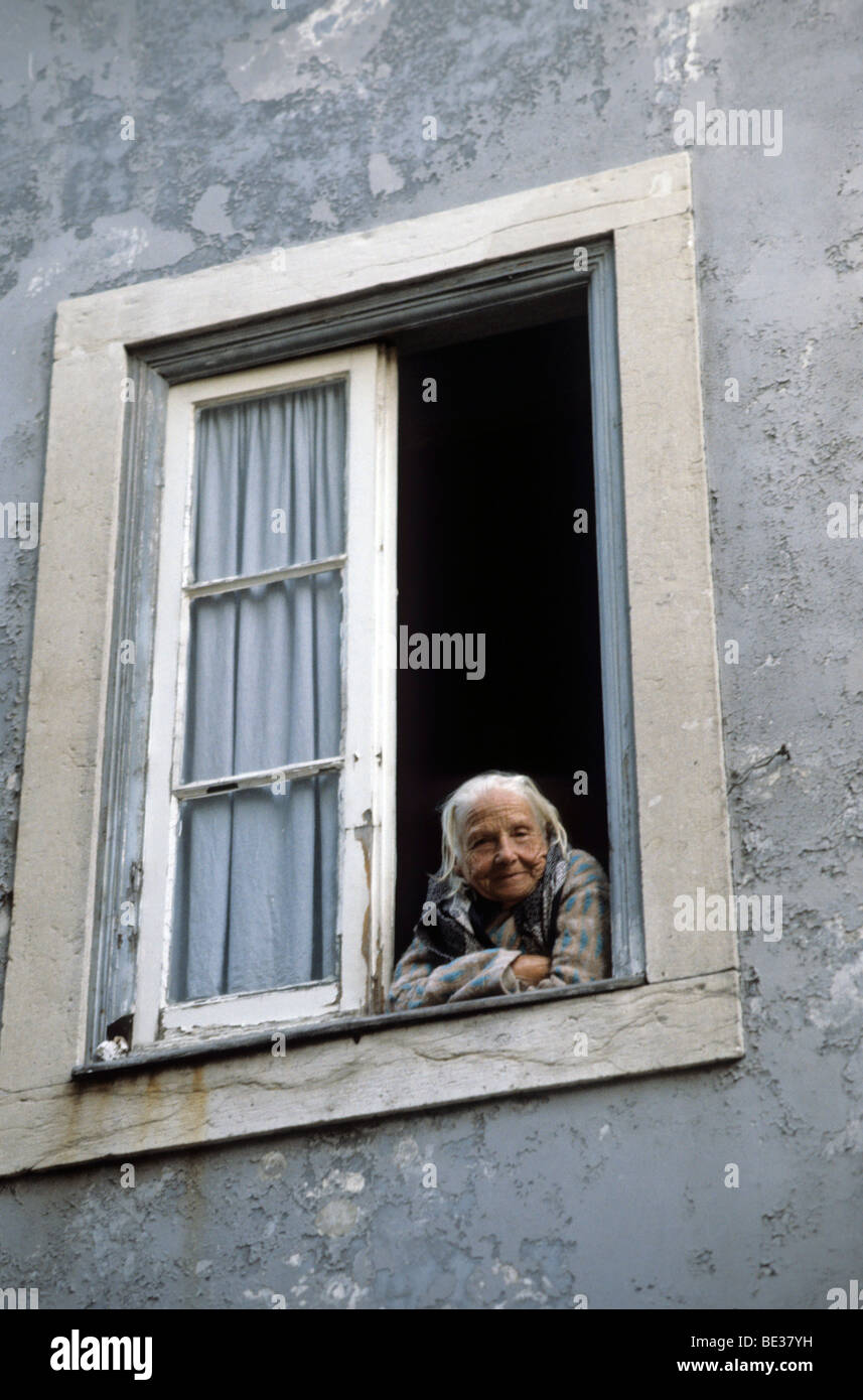 Ältere Frau im Fenster "" Alfama Viertel, Lissabon, Portugal, Europa Stockfoto