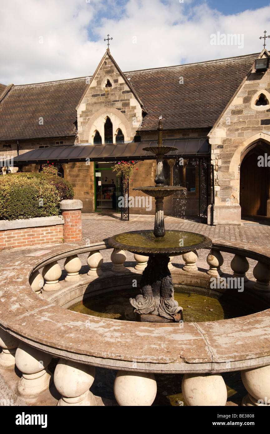 Großbritannien, England, Staffordshire, Stafford, Saint Marys Mews, Geschäfte in ehemaligen Kirchengebäude, Hof-Brunnen Stockfoto