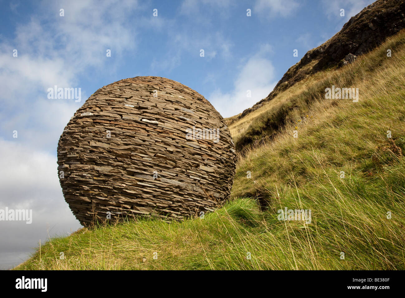 Knockan Crag Stone Ball, Globe Sculpture. National Nature Reserve. Creag a Chnocain Tearmann Nadair, North-West Highlands, Schottland, Großbritannien. Stockfoto