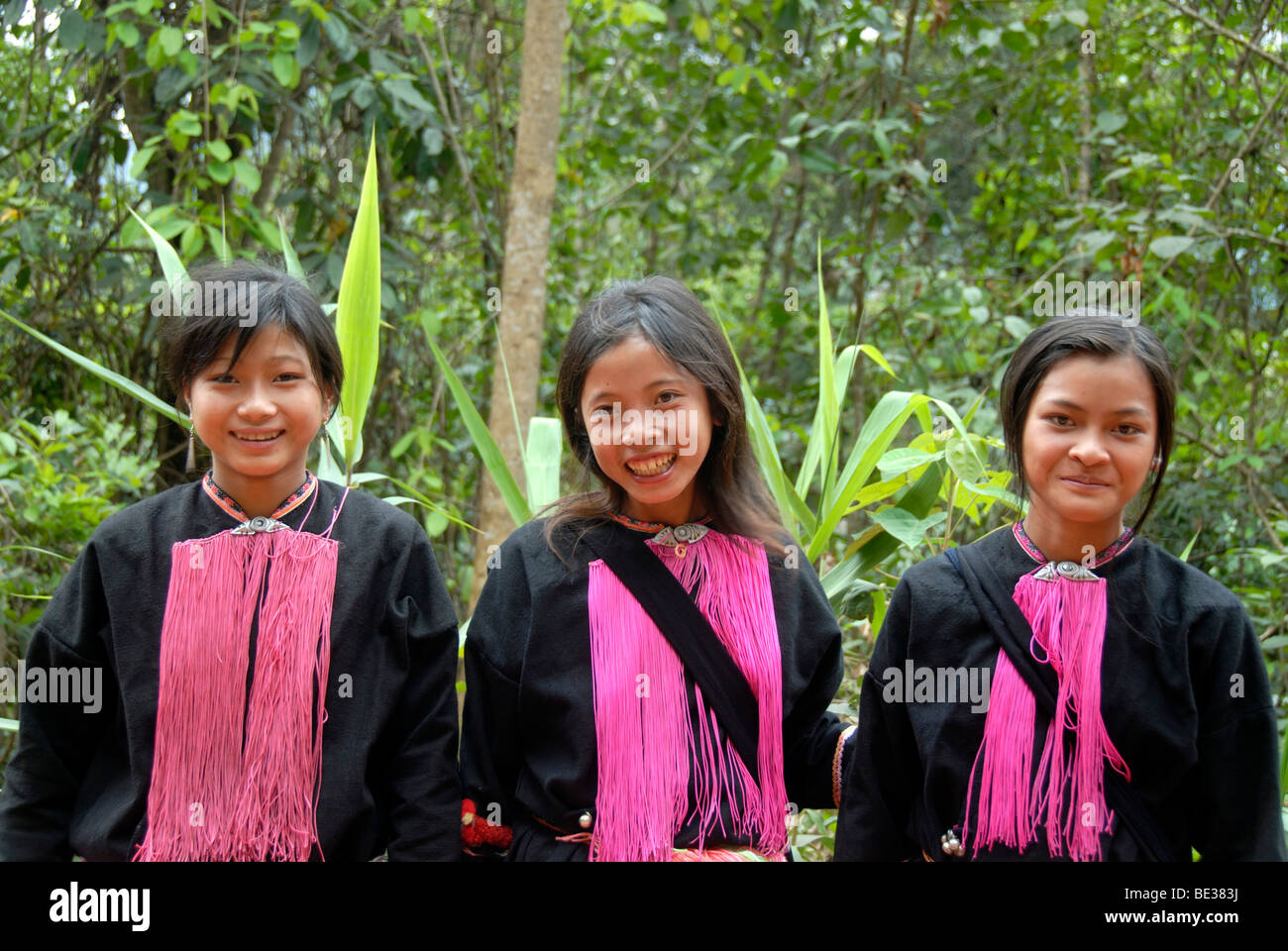 Porträt, Ethnologie, drei lächelnden jungen Frauen der Volksgruppe der Yao, rosa Fäden als Schmuckgeschäfte, Ou Tai, Gnot Ou, Yot Stockfoto