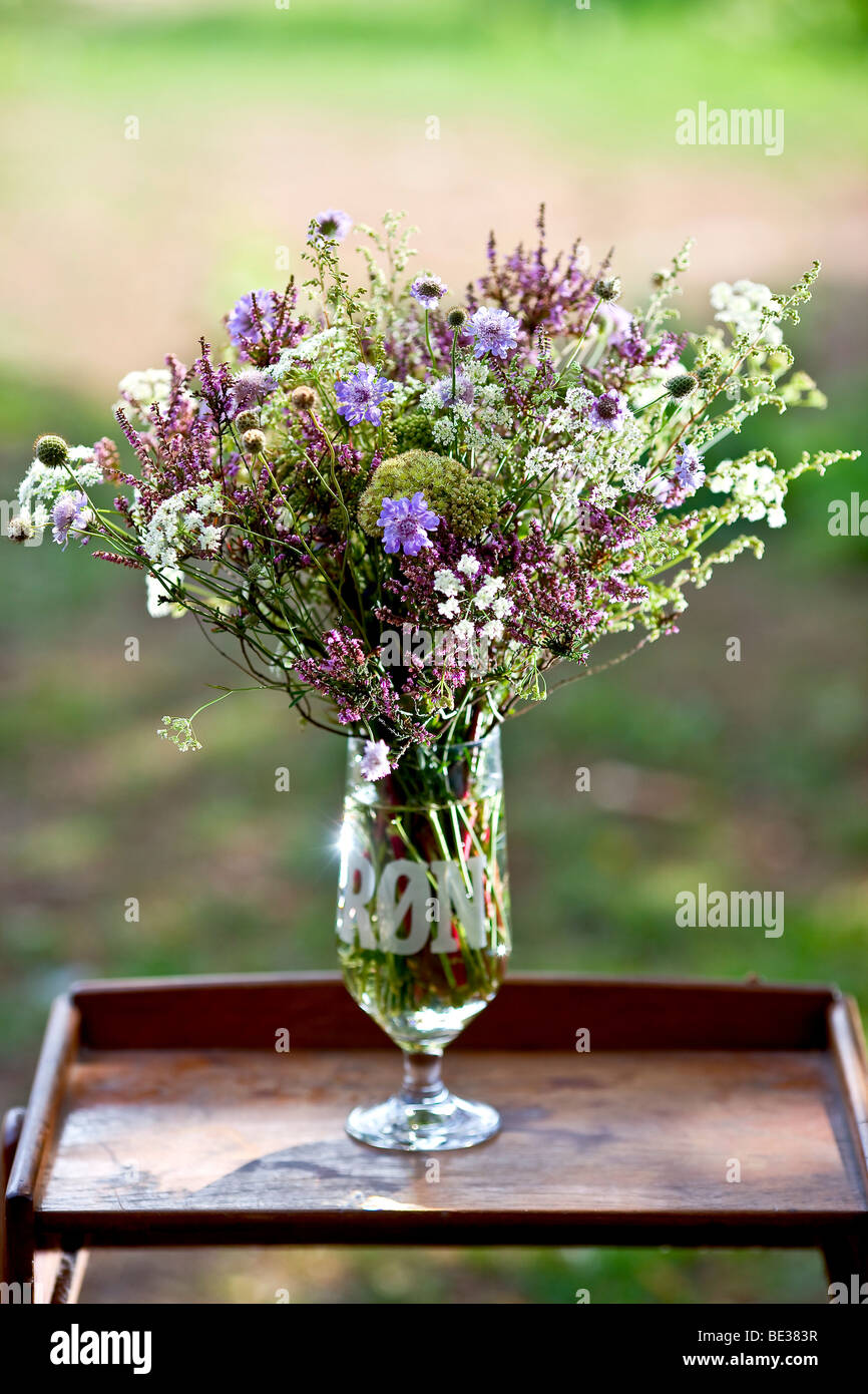 Reihe von wilden Blumen in ein Bierglas Stockfoto