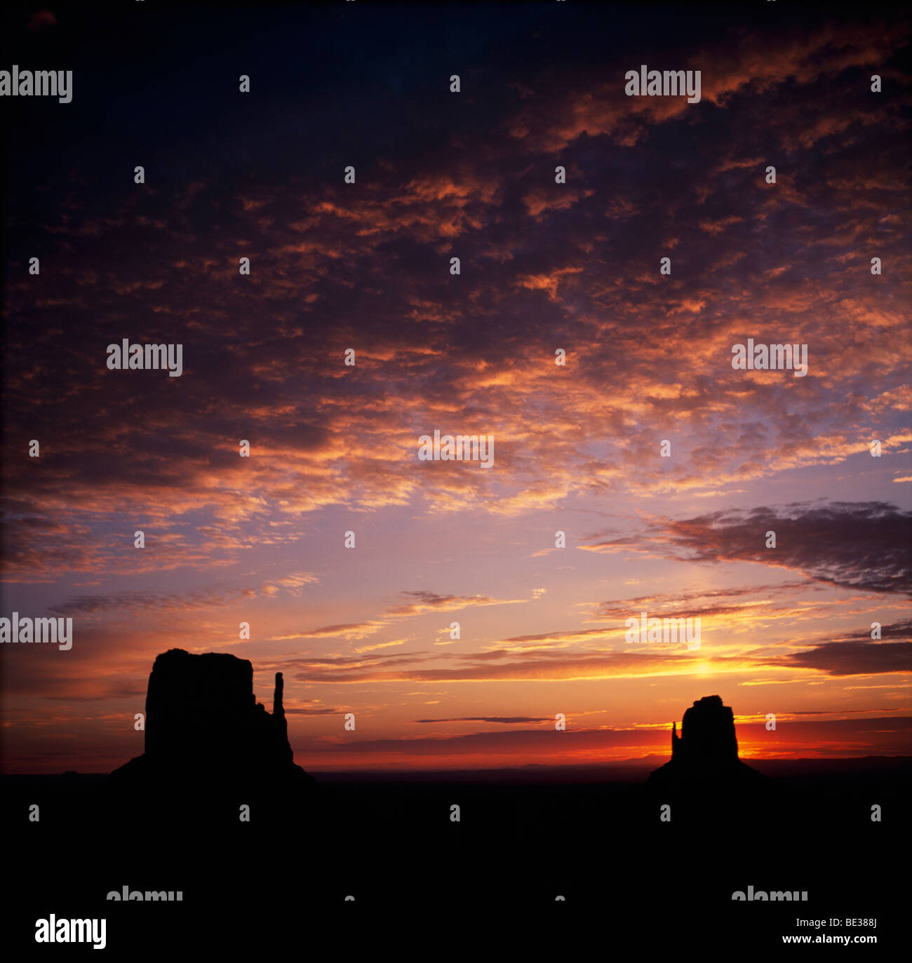 Sonnenuntergang mit bedrohlichen Gewitterwolken über Monument Valley, Kayenta, Arizona, USA Stockfoto