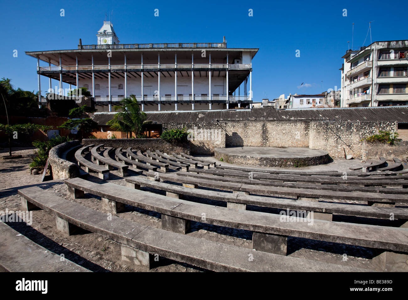 Amphitheater vor dem Nationalmuseum, House of Wonders, Stone Town, Sansibar, Tansania, Afrika Stockfoto