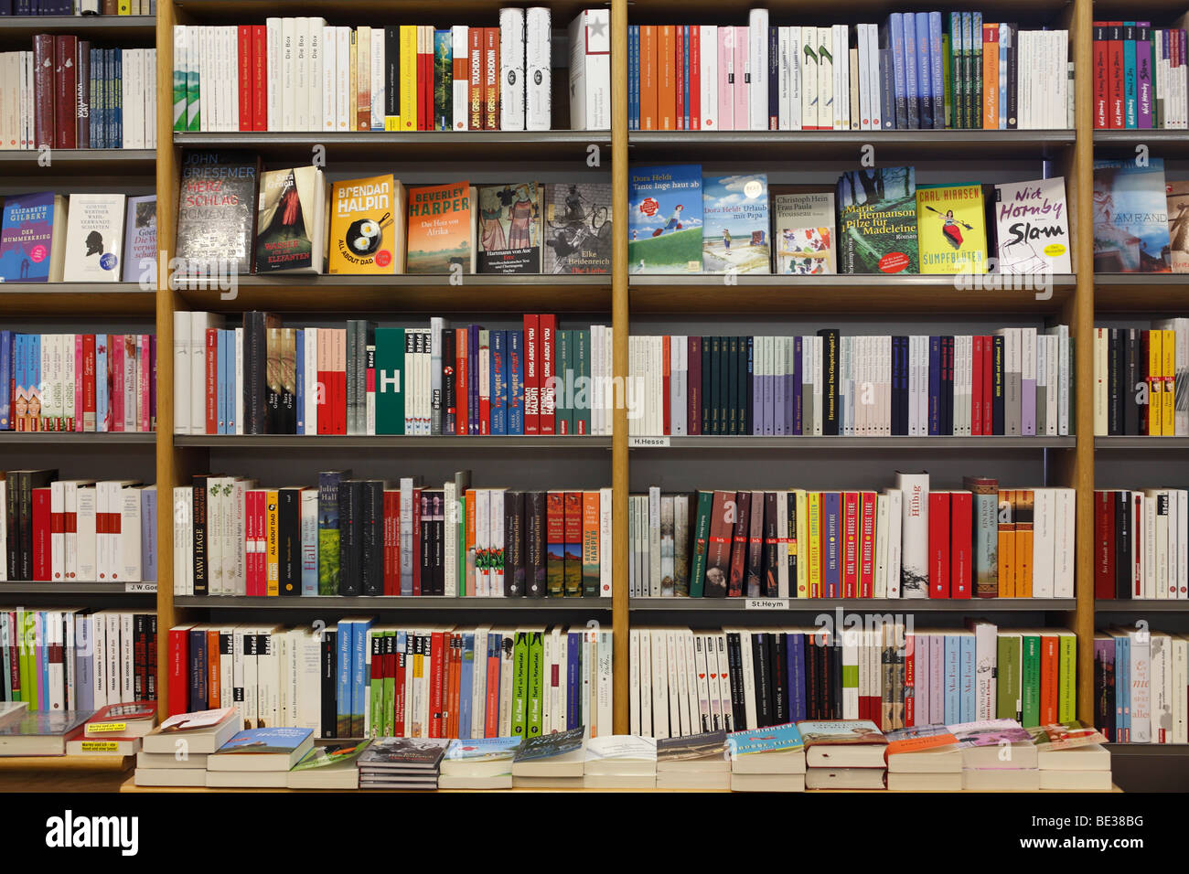 Bücherregal in einer Buchhandlung in Deutschland Stockfoto