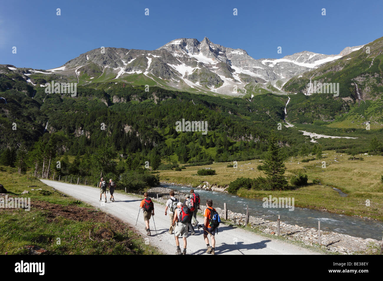 Gruppe von Wanderern vor Hoher Sonnblick Berg, Goldberggruppe, Nationalpark Hohe Tauern, Blick von der Kolm Saigurn in Stockfoto