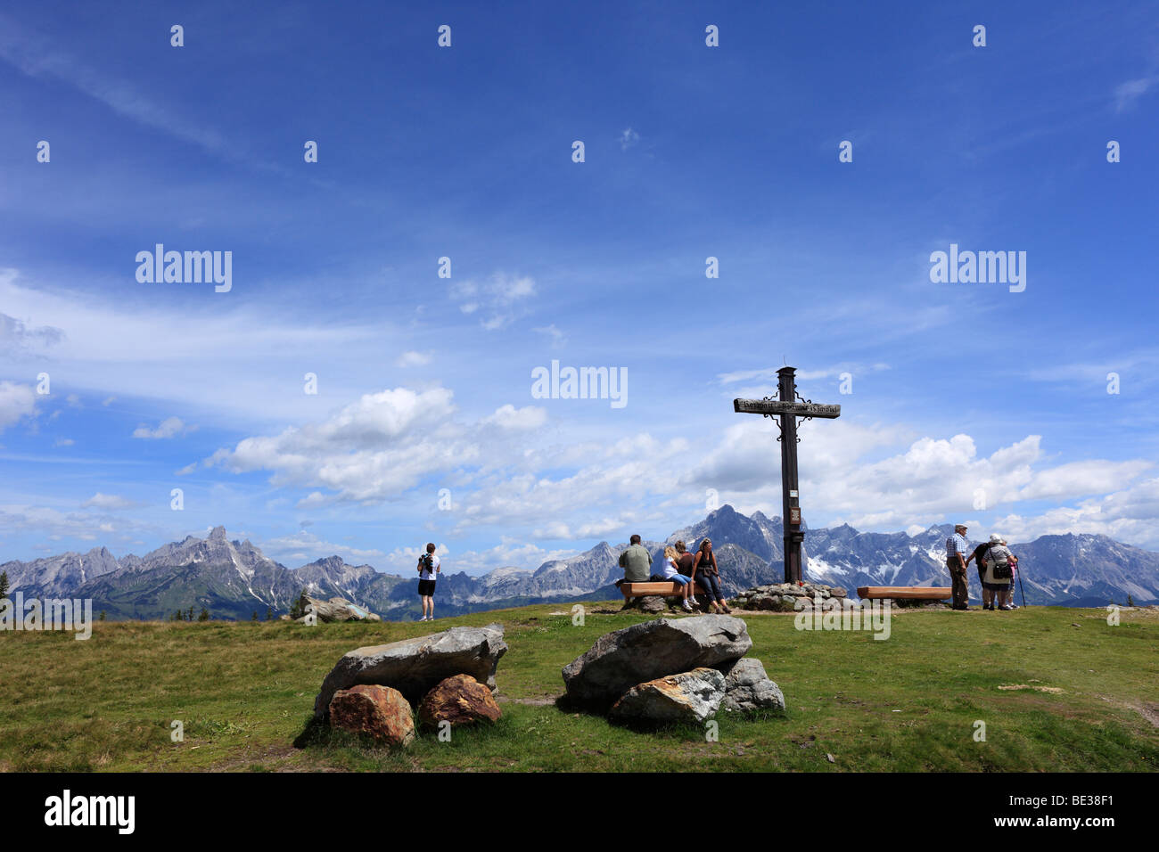 Gipfelkreuz am Mt. Rossbrand, hinten Mt. Dachstein, Pongau, Land Salzburg, Salzburg, Austria, Europe Stockfoto
