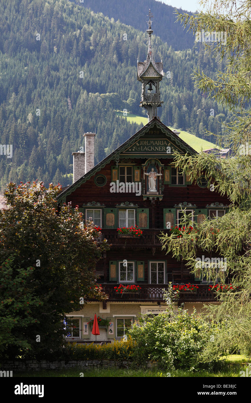Ein typisches Bauernhaus in Reitdorf in der Nähe von Altenmarkt Im Pongau, Land Salzburg, Salzburg, Austria, Europe Stockfoto