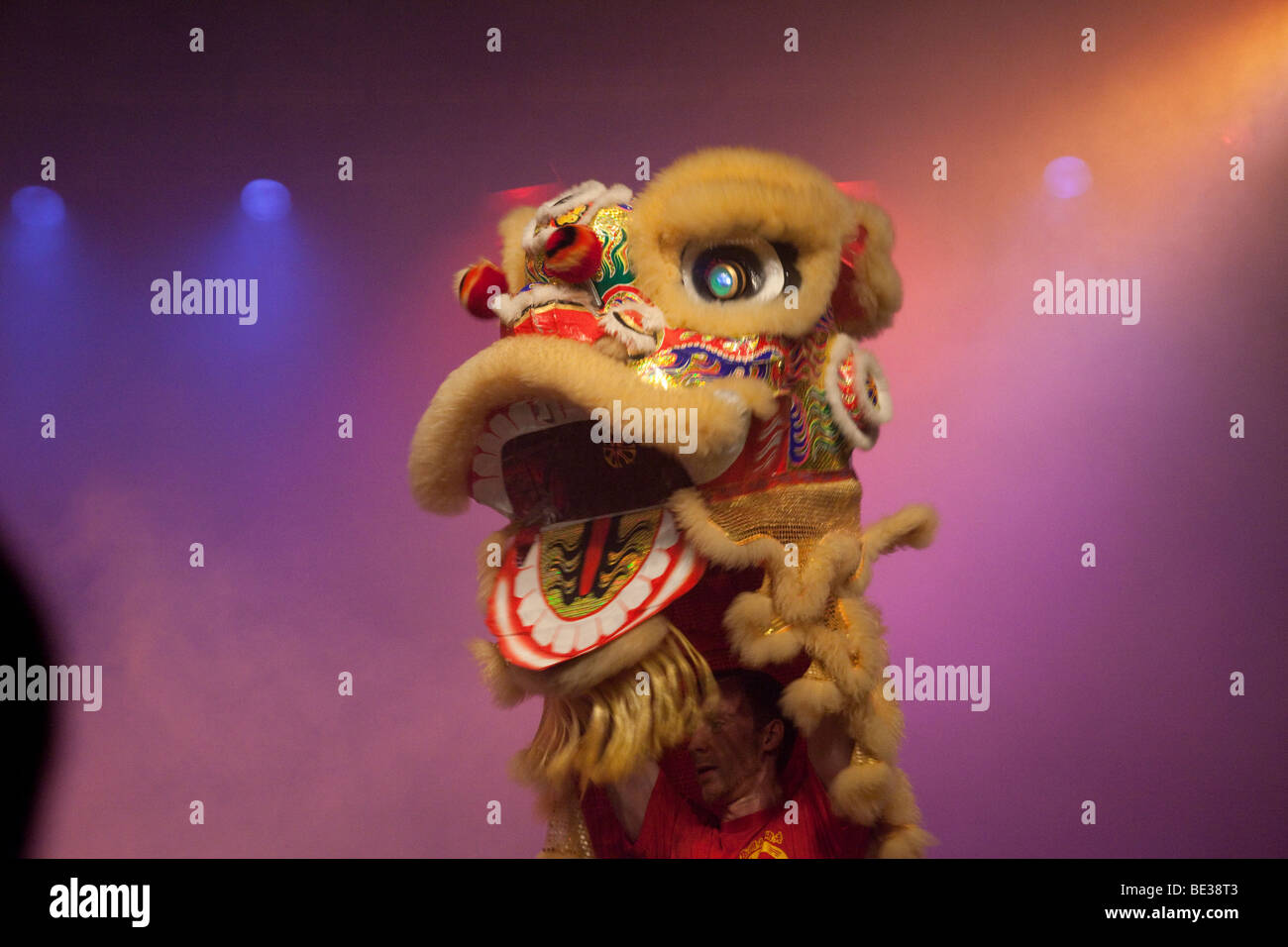 Löwentanz, Chinesisches Neujahrsfest der Kung Fu Academy in der Aula der Werkstatt der Kulturen, Kulturwerkstatt Stockfoto