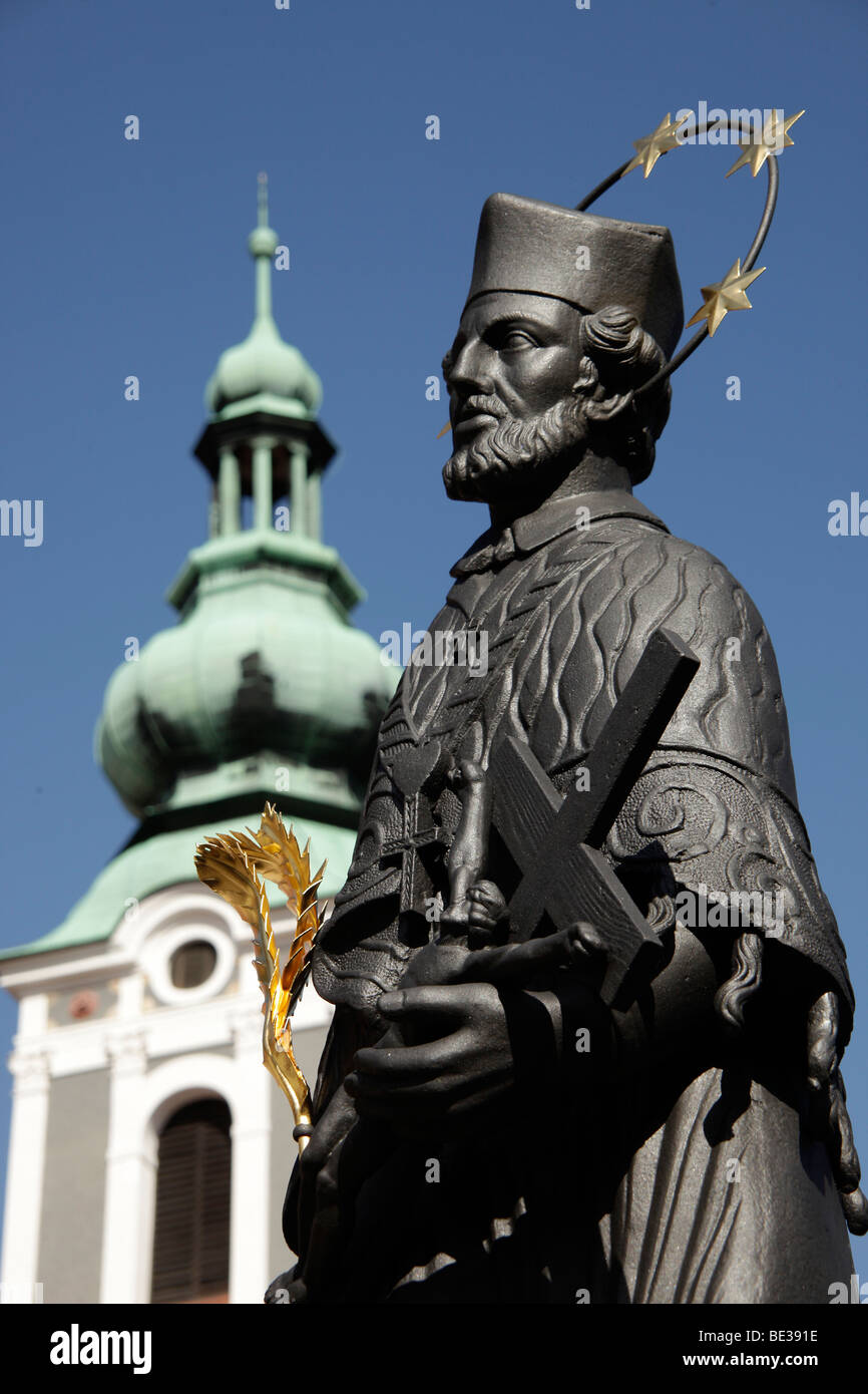 Statue des Heiligen Johannes von Nepomuk auf Lazebnicky die meisten Brücke und Kirche St. Jost, Český Krumlov, Tschechische Republik, Europa Stockfoto