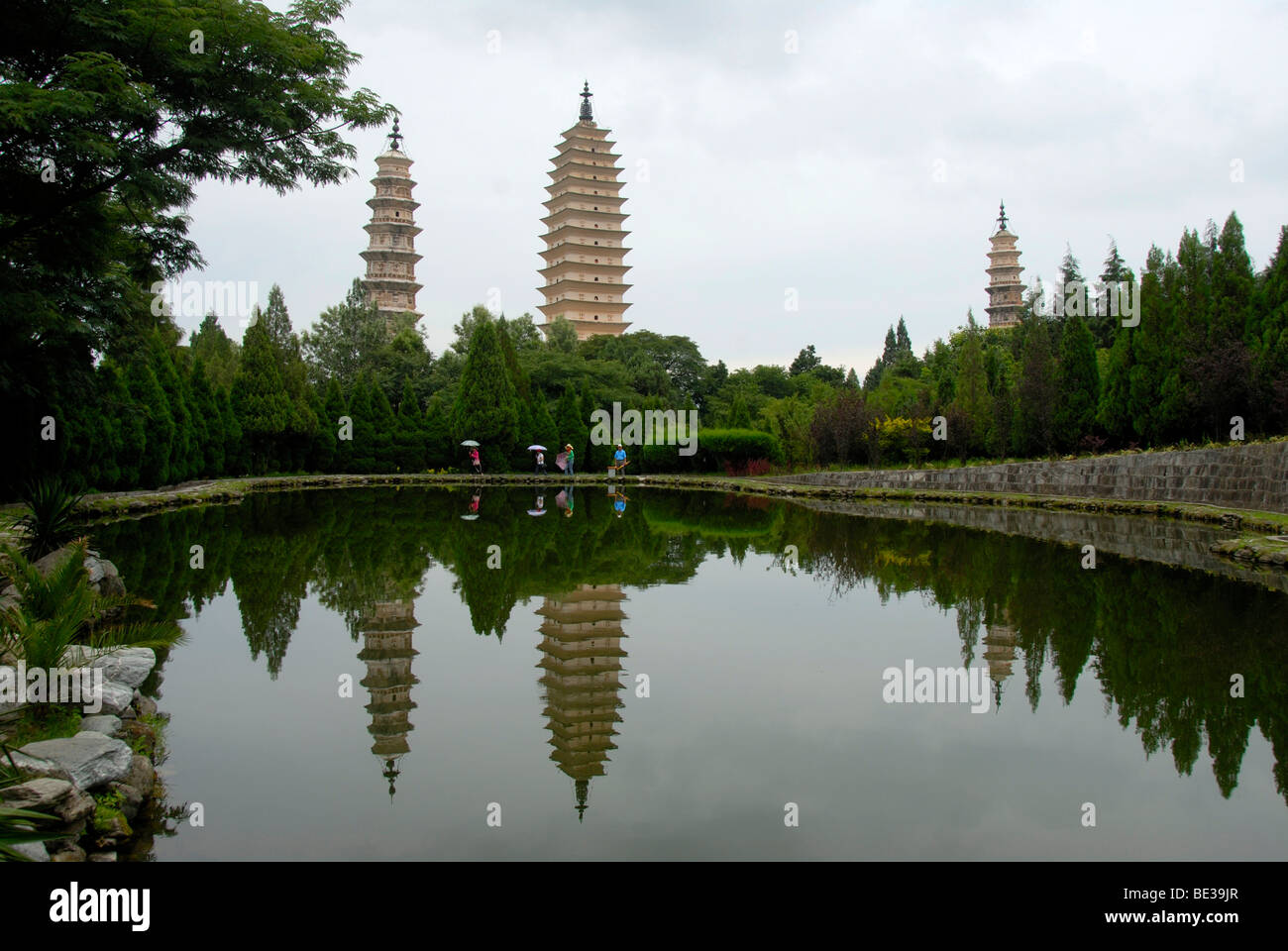 Drei Pagoden spiegelt sich in einem See, Chongsheng Tempel, Dali, Yunnan Provinz, Volksrepublik China, Asien Stockfoto