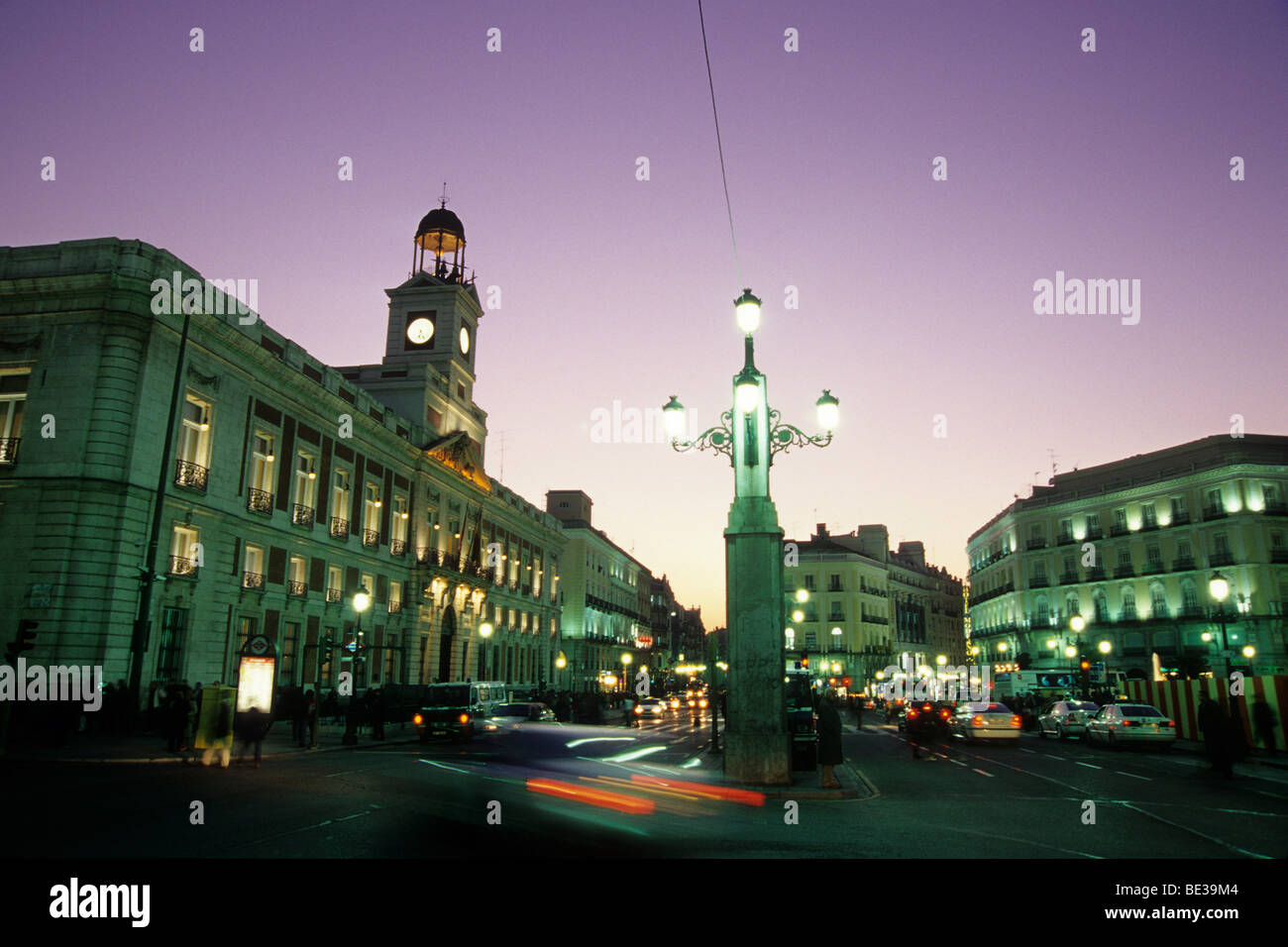 Regierungsgebäude, Real Casa de Correos und eine Straßenlaterne auf dem Hauptplatz Plaza Puerta del Sol am Abend Madr Stockfoto