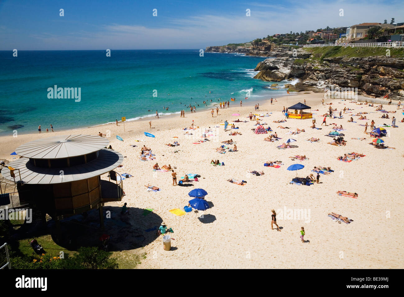 Sonnenbaden am Sandstrand von Tamarama Beach. Sydney, New South Wales, Australien Stockfoto