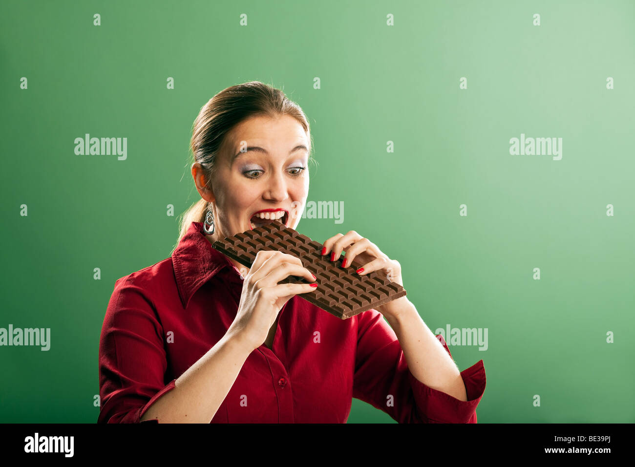 Junge Frau mit riesigen Tafel Schokolade Stockfoto