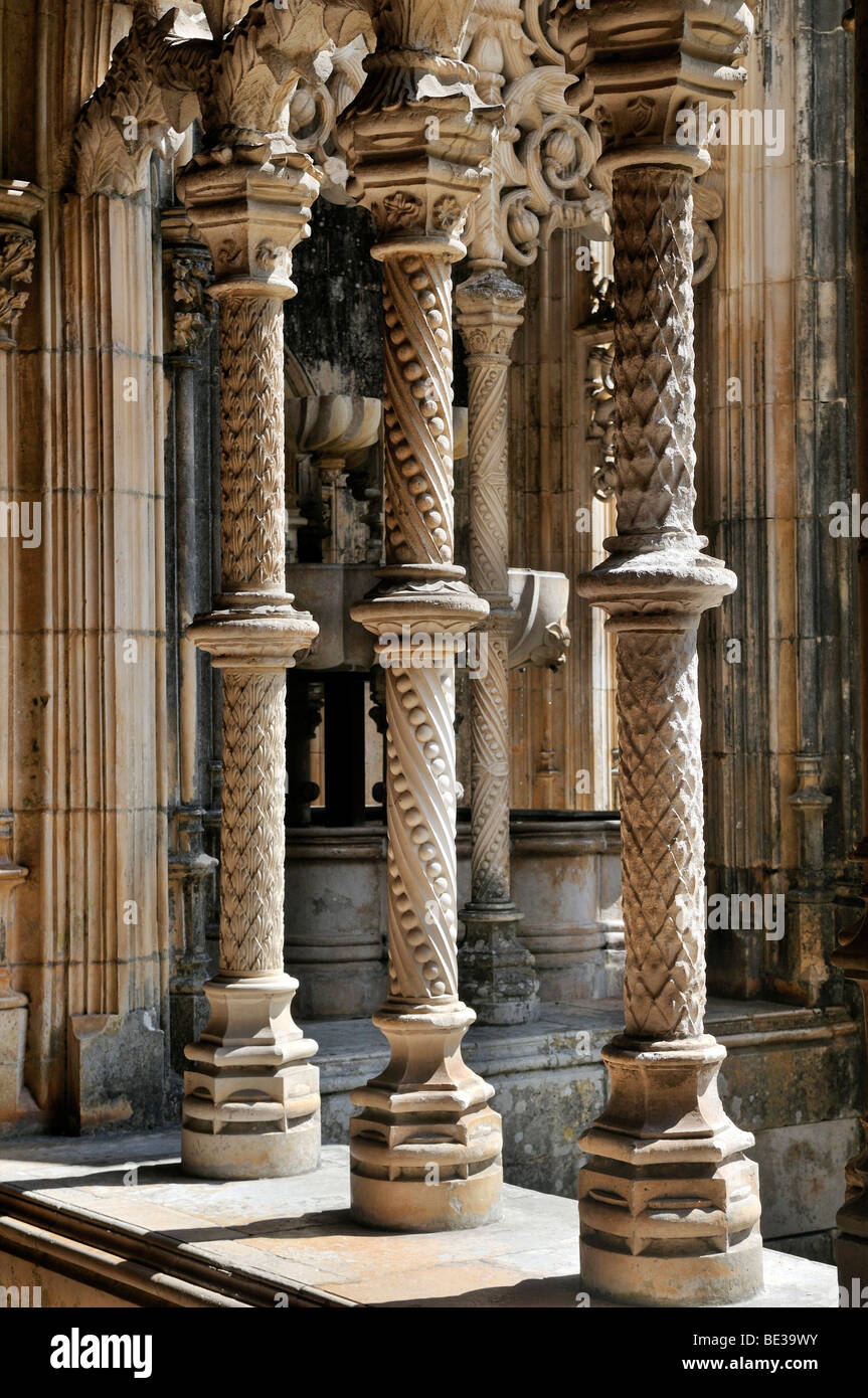Reich verzierte Säulen im Kreuzgang des dominikanischen Klosters Mosteiro de Santa Maria da Vitoria, UNESCO World Heritage S Stockfoto